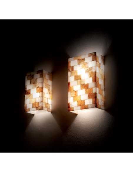 Lampada da parete Ideal Lux Scacchi AP2 con diffusore in alabastro naturale decorato a scacchiera bianco e ambra, 2 E27, Moderna